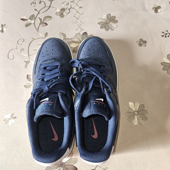 Nike Women's Sneakers in Navy and White - Picture 5 of 7
